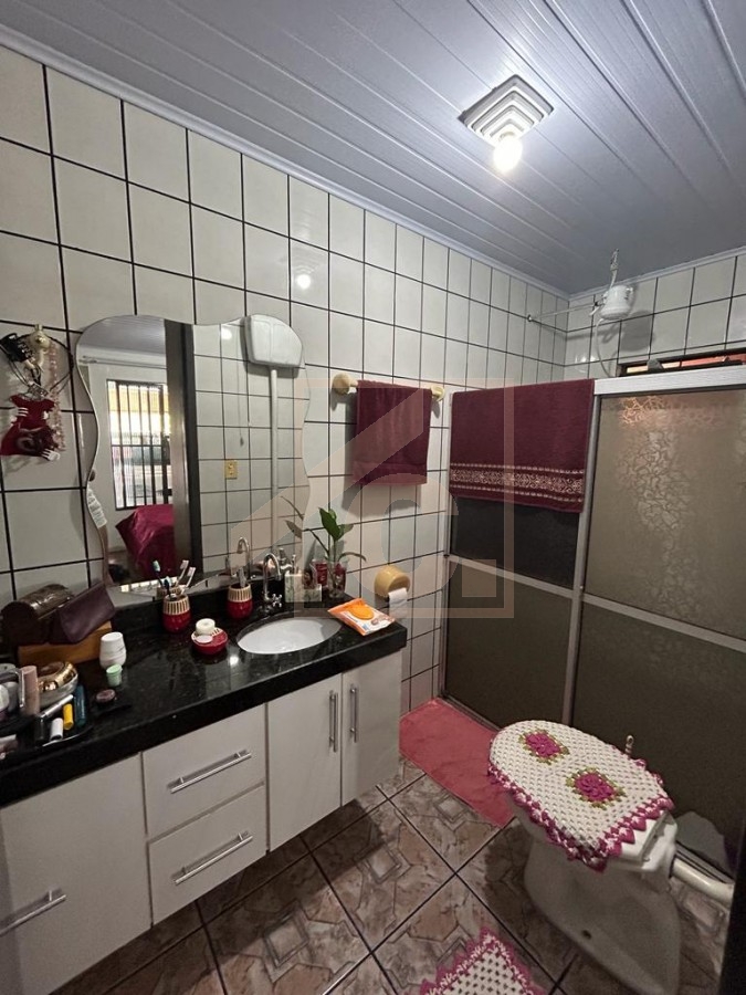 Casa à venda em Chopinzinho com 1 Suíte + 2 Quartos.