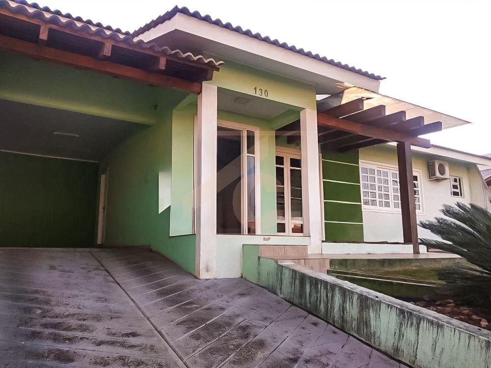 Casa à venda em Pato Branco com 1 Suíte + 2 Quartos e Piscina  no bairro Jardim das Américas