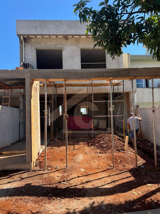 Sobrado à venda em Pato Branco no bairro Fraron com 1 suíte + 2 quartos.