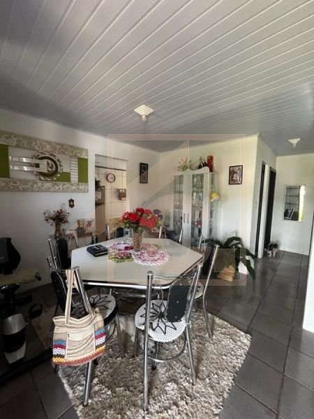 Casa à venda em Chopinzinho com 1 Suíte + 2 Quartos.