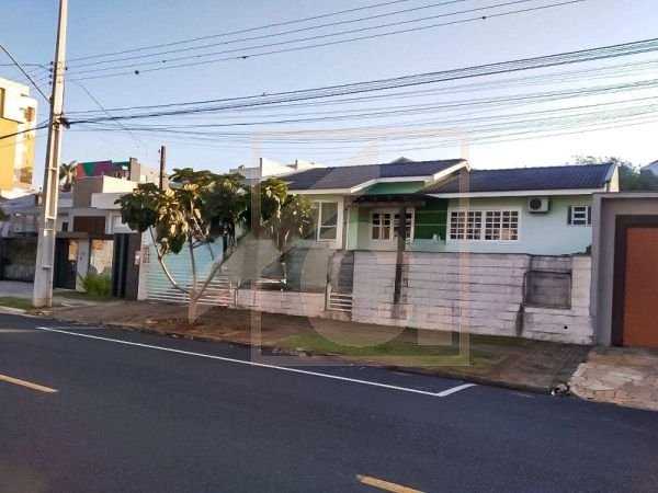 Casa à venda em Pato Branco com 1 Suíte + 2 Quartos e Piscina  no bairro Jardim das Américas